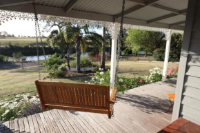 Bylands Cottage Historic Home - Tambo river views and pet friendly